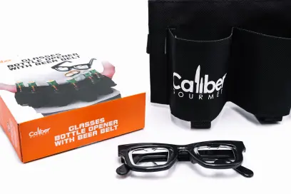 Opasek na nošení piva a jiných nápojů s otvírákem na lahve. Nastavitelný popruh pojme až 6 nápojů. Včetně brýlí majících místo sklíček otvíráky na lahve. Caliber Gourmet Glasses Bottle Opener with Beer Belt.